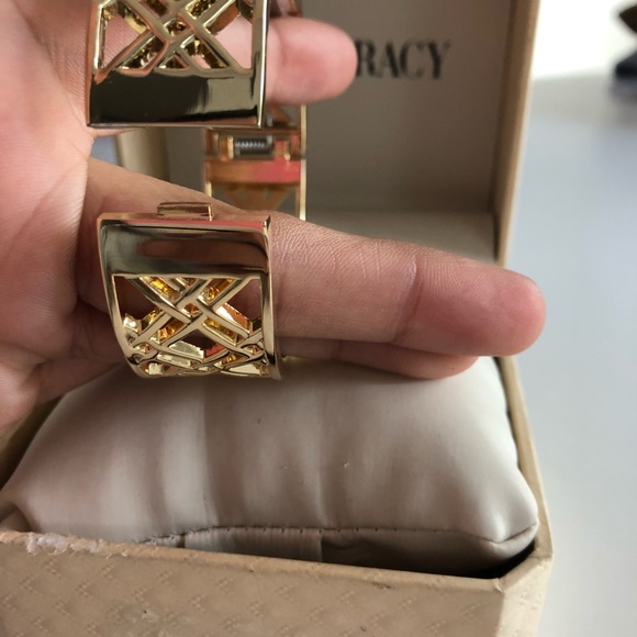 Ellen Tracy Gold cut out watch - Picture 7 of 8